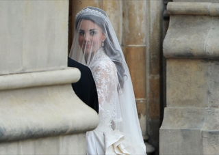 Illustration for article titled Kate's Dress From Every Damn Angle